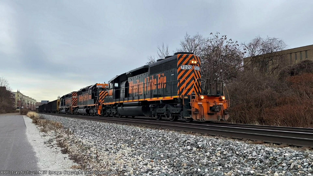 WE 7020 has its train on the CSX main as Z642-17.